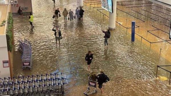 由于被困旅客最终离开被水淹没的航站楼，奥克兰机场数十架航班被取消