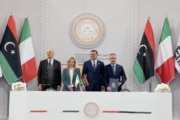 梅洛尼访问的黎波里之际，意大利石油巨头埃尼集团与利比亚签署了80亿美元的协议
