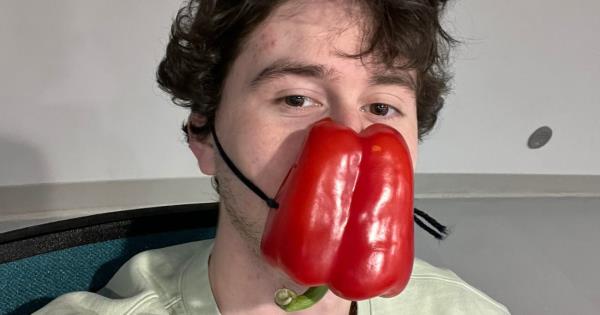 安大略大学的一名学生在脸上戴着蔬菜来对抗面具